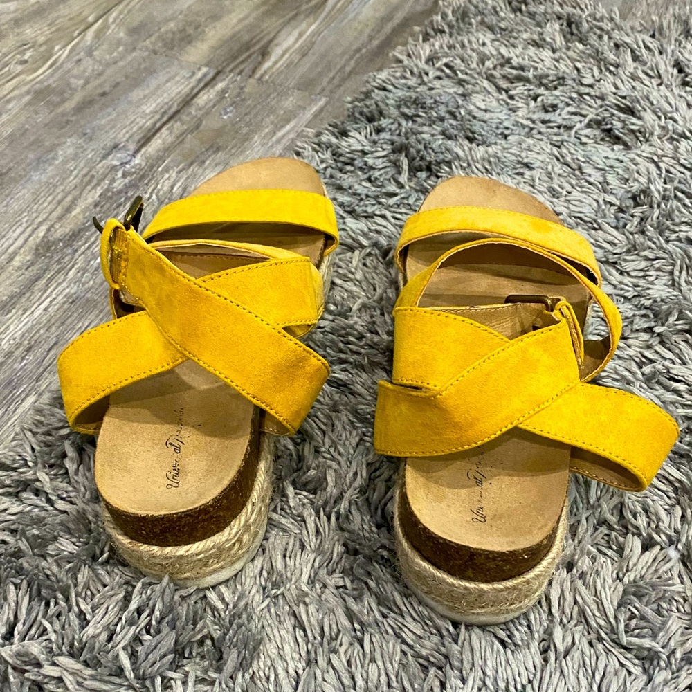 Yellow platforms - Picture 3 of 5